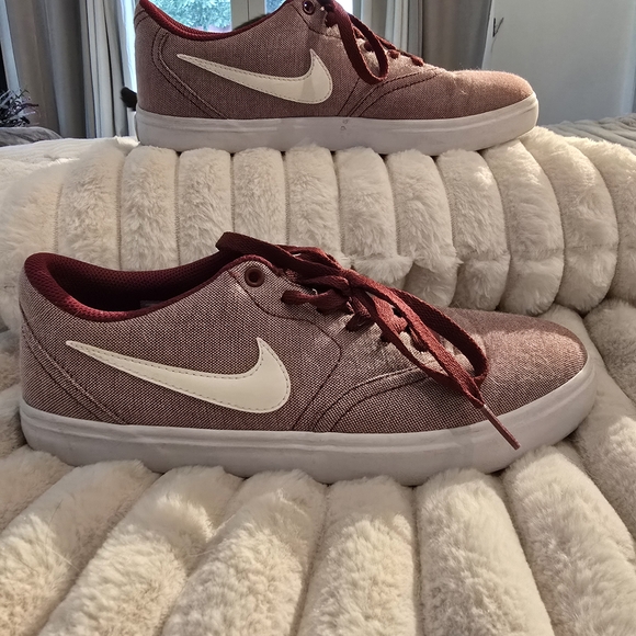 Nike Women's Athletic Shoes Red and White - Picture 3 of 5